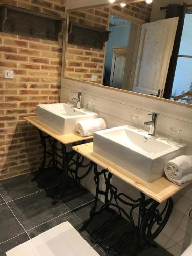 a bathroom with two sinks and a mirror at Maison & Tartine in Colombey-les-deux-Églises