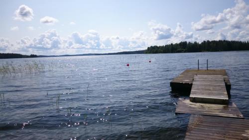 un molo in mezzo a un grande lago di Lomatila Ollila Bungalows a Kerimäki