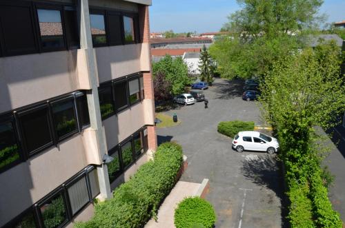 een luchtzicht op een parkeerplaats naast een gebouw bij Kyriad Direct Montauban Centre in Montauban