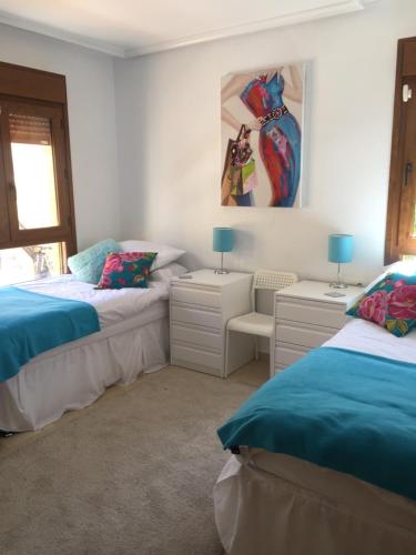 アルゴルファにあるLa Torre Alba - La Finca Golf Resortのベッドルーム1室(ベッド2台、ランプ付きテーブル2台付)