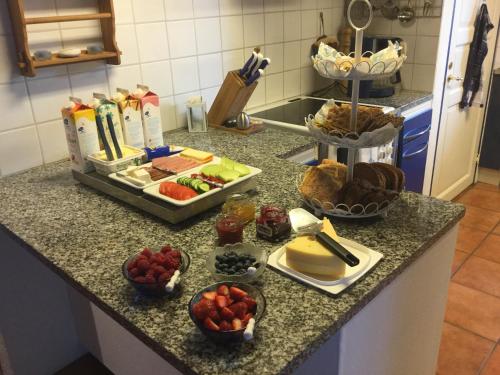 a kitchen counter with fruits and vegetables in bowls on it at B&B Hannåsa Gård in Hammenhög