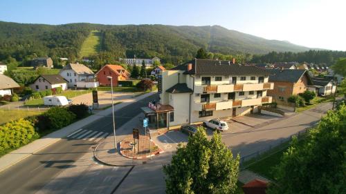 uma vista aérea de uma pequena cidade com uma rua em Garni Hotel Terano em Maribor