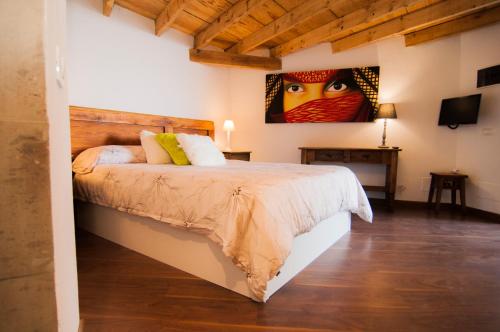 سرير أو أسرّة في غرفة في Casa Rural La Pardela