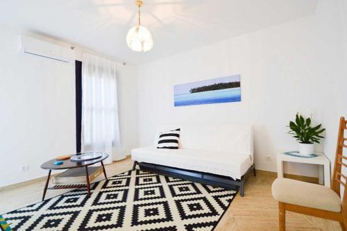 a living room with a couch and a rug at Leut Apartment, 3min beach, 15min center in Pula