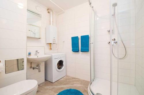a bathroom with a toilet sink and a washing machine at Leut Apartment, 3min beach, 15min center in Pula