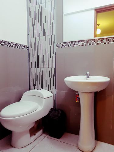 タクナにあるMajestuoso Hospedajeのバスルーム(トイレ、洗面台付)