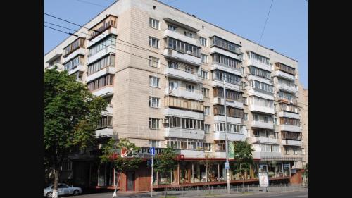 ein großes Gebäude an der Ecke einer Straße in der Unterkunft Kyiv downtown apartment on Saksaganskogo street 87 in Kiew