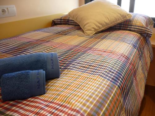 San Rafael del RíoにあるChalet Mirallesのベッド1台(枕1つ、枕2つ付)