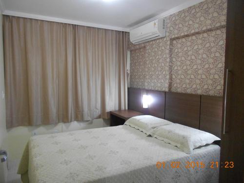 1 dormitorio con cama, mesita de noche y cama sidx sidx sidx sidx sidx en Luxuoso Quarto E Sala Mobiliado, en Recife