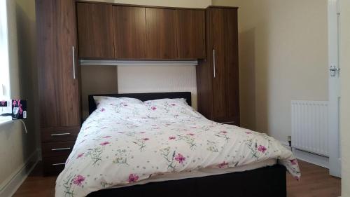 um quarto com uma cama e uma cabeceira em madeira em Blackpoolholidaylets Charles Street em Blackpool