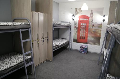 Двухъярусная кровать или двухъярусные кровати в номере OkayHostel