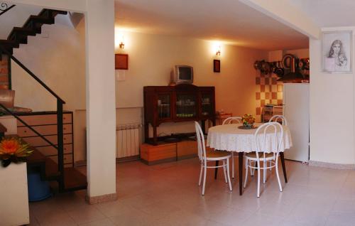 ローマにあるBUONE VACANZE A ROMA!のキッチン、ダイニングルーム(テーブル、椅子付)