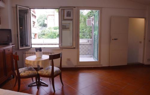 ローマにあるBUONE VACANZE A ROMA!のリビングルーム(テーブル、椅子、窓付)