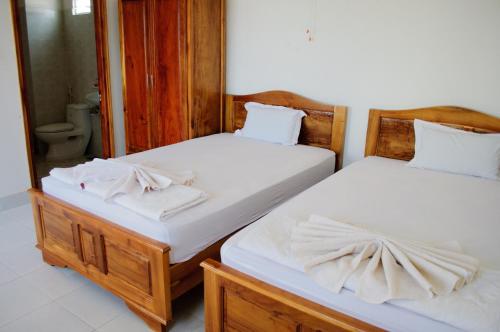 Ліжко або ліжка в номері Viet's Hotel