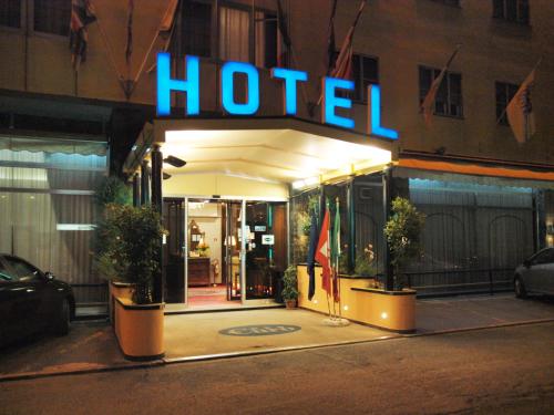 ピアチェンツァにあるEurohotelの夜間のホテルの表面に看板があります。