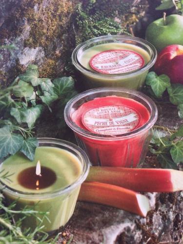 a group of candles and apples on a table at Maison & Tartine in Colombey-les-deux-Églises