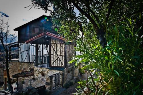una casa con un balcón al costado en Casa del Herrero, en Mogarraz