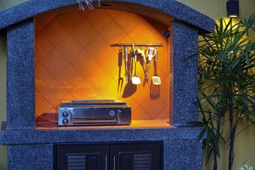 een doos met een radio erin bij Villa Amber in Laem Set Beach