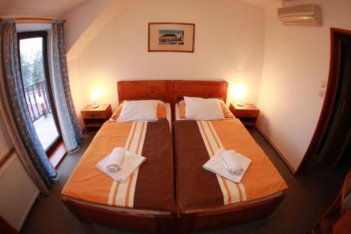 Postel nebo postele na pokoji v ubytování Hotel St.Florian Sturovo