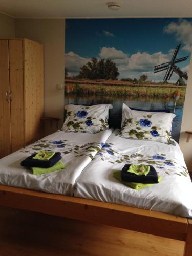 uma cama com duas almofadas em cima em B&B Op Kolderveen em Nijeveen