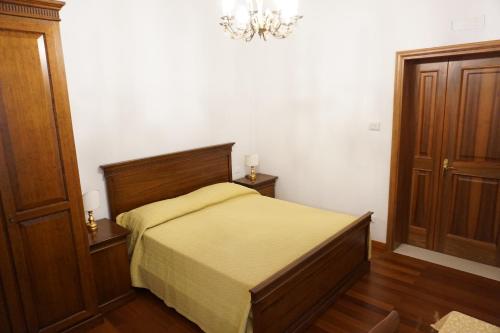 ヴェネツィアにあるB & B Ninaのベッドルーム1室(ベッド1台、シャンデリア付)