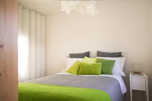 リスボンにあるLAGARES 38のベッドルーム1室(緑の枕が付くベッド1台付)
