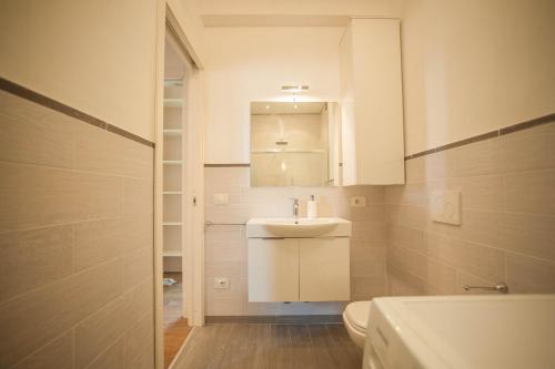 ヴェローナにあるItalianflat - La residenza del cantanteのバスルーム(洗面台、トイレ、鏡付)