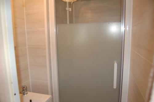 La salle de bains est pourvue d'une douche, de toilettes et d'un lavabo. dans l'établissement Lac de la Vie, à Bressuire