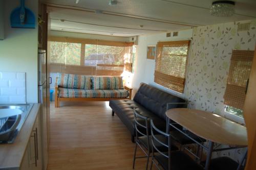 - un salon avec un canapé et une table dans l'établissement Lac de la Vie, à Bressuire