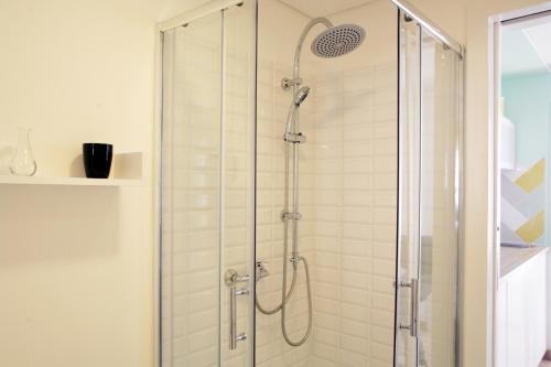 W łazience znajduje się prysznic ze szklanymi drzwiami. w obiekcie Alfama Rose Apartment - Elétrico w Lizbonie