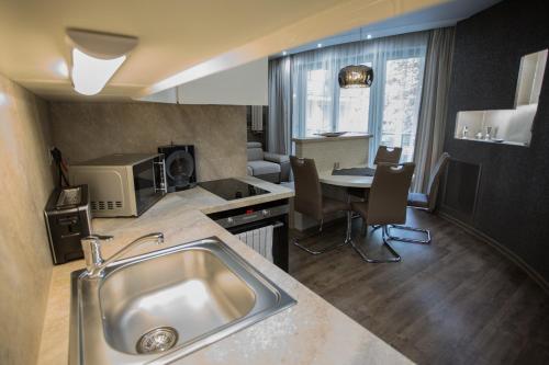 Kuchyňa alebo kuchynka v ubytovaní All Seasons Apartment