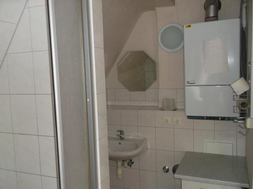 ein kleines Bad mit einem Waschbecken und einem WC in der Unterkunft Pension und Ferienwohnung Christine Kilian in Eisenach