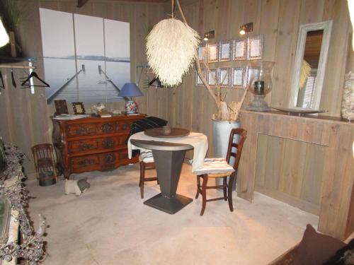 ピラ・シュル・メールにあるChambre Proche Dune du Pylaのテーブル、椅子、デスクが備わる客室です。