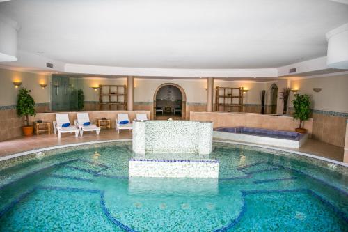 Kolam renang di atau dekat dengan Hotel LIVVO Volcán Lanzarote