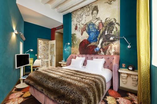Llit o llits en una habitació de Hotel du Petit Moulin