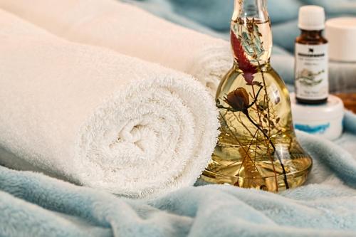 een handdoek en een fles zeep en handdoeken bij Hotel Puelche in Puerto Varas