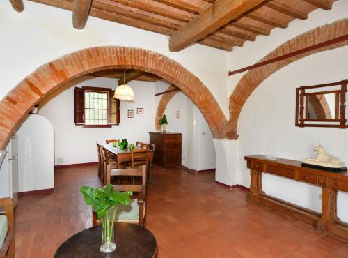 a living room with a table and a dining room at Agriturismo Tenuta Vallelunga in Guasticce