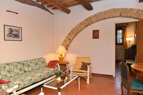 a living room with a couch and a table at Agriturismo Tenuta Vallelunga in Guasticce