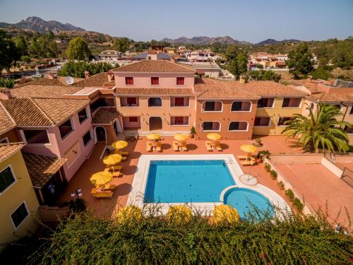 una vista aérea de una villa con piscina en Residence Sos Alinos en Cala Liberotto