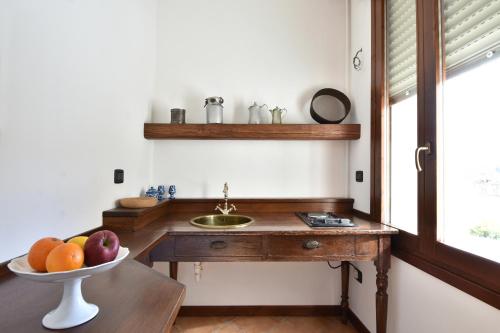 a kitchen with a sink and a bowl of fruit at Il Terrazzo B&B in Romagnano Sesia