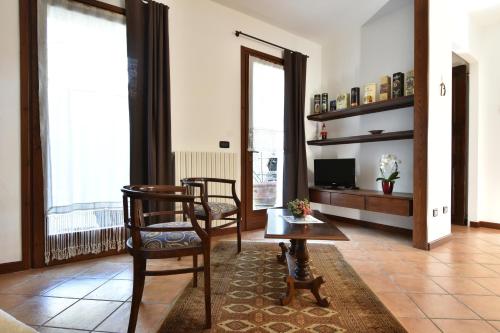 a living room with two chairs and a television at Il Terrazzo B&B in Romagnano Sesia