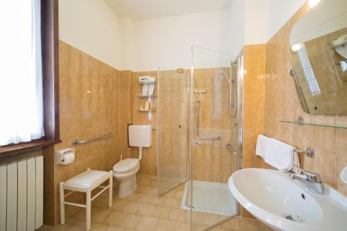 W łazience znajduje się prysznic, umywalka i toaleta. w obiekcie Hotel Carancini w mieście Salsomaggiore Terme