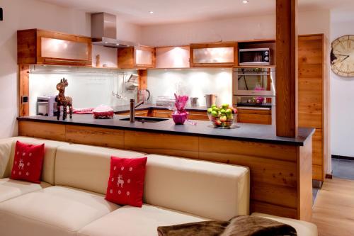A kitchen or kitchenette at Luxury Chalets & Apartments by Mountain Exposure