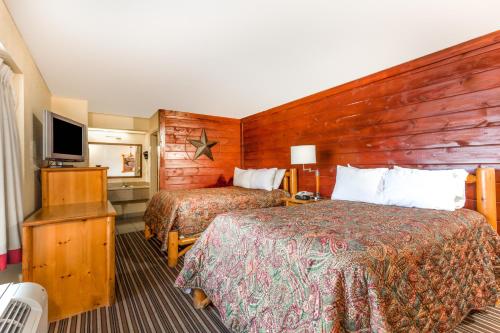 A bed or beds in a room at Lodge at Mill Creek Pigeon Forge