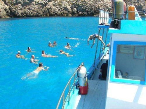 un gruppo di persone che nuotano in acqua su una barca di B&B LA TERRAZZA a Marettimo