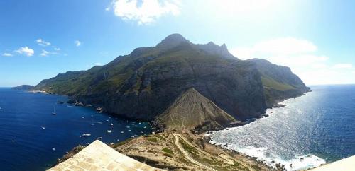 - une vue sur une île dans l'océan dans l'établissement B&B LA TERRAZZA, à Marettimo