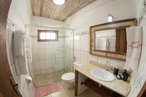 Phòng tắm tại Pouso Lar Doce Lar