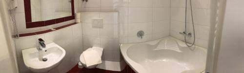 Koupelna v ubytování Hotel Berlin