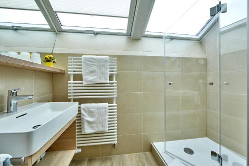 uma casa de banho com um lavatório e um chuveiro em Ferienwohnung Wittmann em Garmisch-Partenkirchen