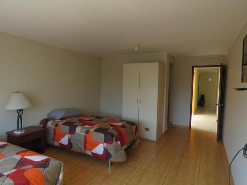 a bedroom with a bed and a dresser and a closet at Casa particular de Jorge Edinson in Lima